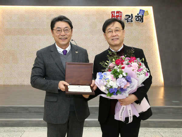 홍태용 김해시장(왼쪽)과 장영탁 대표(오른쪽)/사진=김해시