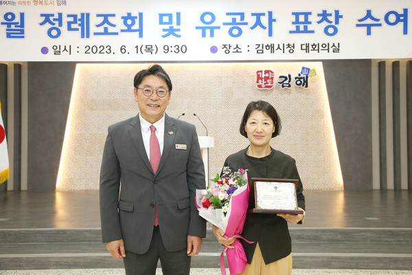 홍태용 김해시장(왼쪽)과 설경숙 대표/사진=김해시