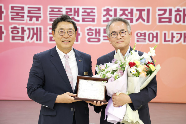 홍태용 시장(왼쪽)과 김진형 대표/사진=김해시